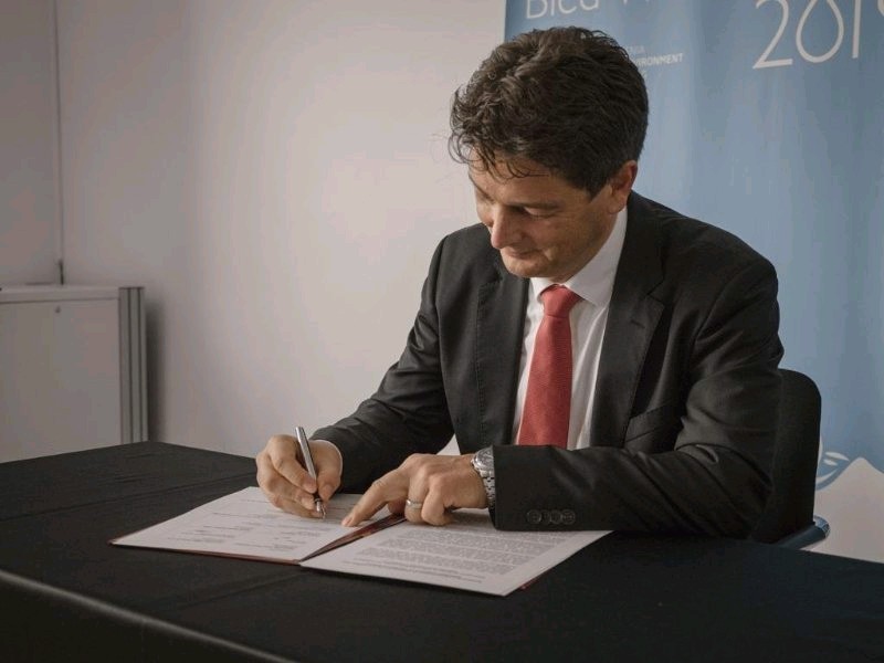Jože Torkar ob podpisu sporazuma za trajnostno gospodarjenje z vodnimi viri