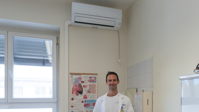 Družba Petrol ljubljanski Polikliniki donirala klimatski napravi