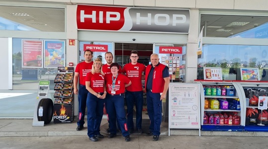 Na Petrolovem prodajnem mestu Metlika dela nasmejana ekipa