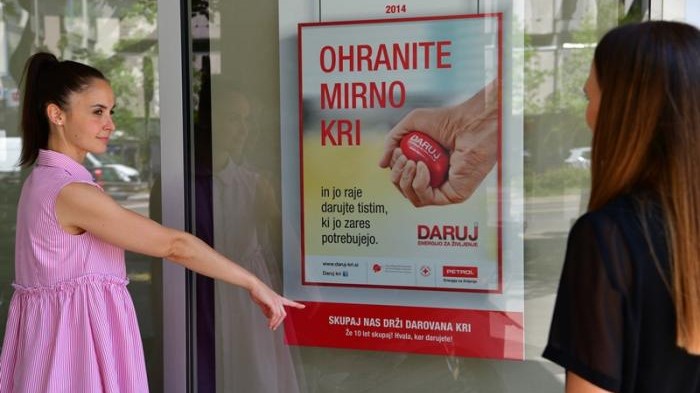 Razstava Daruj kri na stenah poslovne stavbe Petrol