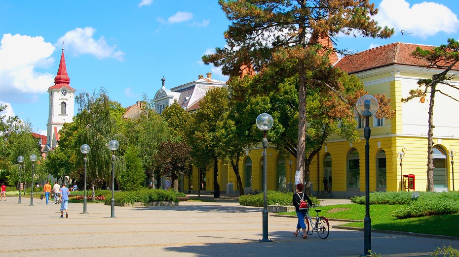 Zakaj projekti prenove učinkovite razsvetljave? V Petrolu jim posvečamo veliko pomena in s celostnim pristopom izboljšujemo splošno in prometno varnost ter življenjsko dobo razsvetljave. S prenovami razsvetljave zmanjšujemo stroške energije, vzdrževanja in upravljanja, kot tudi zmanjšujemo svetlobno onesnaževanje, vse to pa prispeva k doseganju podnebnih ciljev. V novembru smo sklenili novo partnerstvo, tokrat s srbsko občino Kikinda. V okviru petnajstletnega javno-zasebnega partnerstva za energetsko učinkovito prenovo sistema javne razsvetljave bomo s projektom prihranili več kot 3.000 MWh električne energije letno ter v času trajanja pogodbe v petnajstih  letih zmanjšali emisije CO2 za preko 35.000 ton.    Občina bo tako brez javnega zadolževanja s sodobnimi in energetsko učinkovitimi svetili izboljšala splošno ter prometno varnost ter obenem zmanjšala svetlobno onesnaževanje. Veseli nas, da še z enim partnerstvom na področju učinkovite razsvetljave pozitivno prispevamo k okolju. 