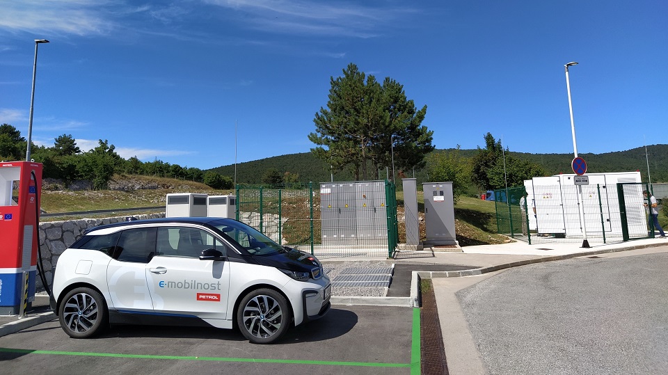 Družba Petrol se s hranilnikom električne energije pripravlja na prihodnost e-mobilnosti