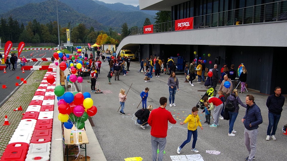 AMZS Center varne vožnje pokal od veselja in smeha Petrolovcev