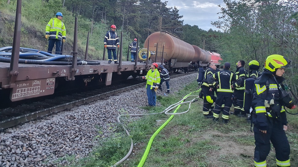 Srčni Petrolovci na pomoč pri prečrpavanja bencina